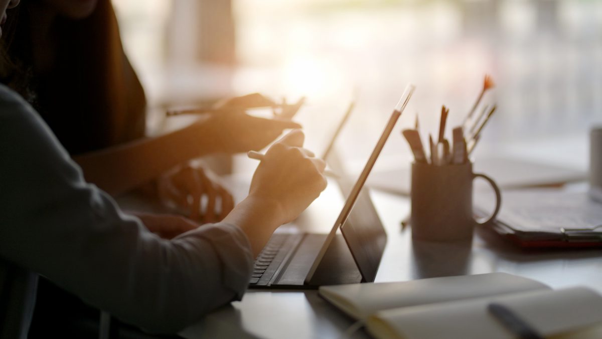Hände am Notebook -Inhaltsverwaltung leicht gemacht